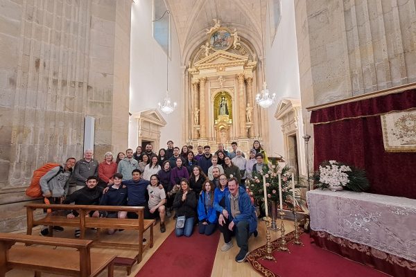 Peregrinos internacionales desafían la lluvia en el Camino esta Semana Santa